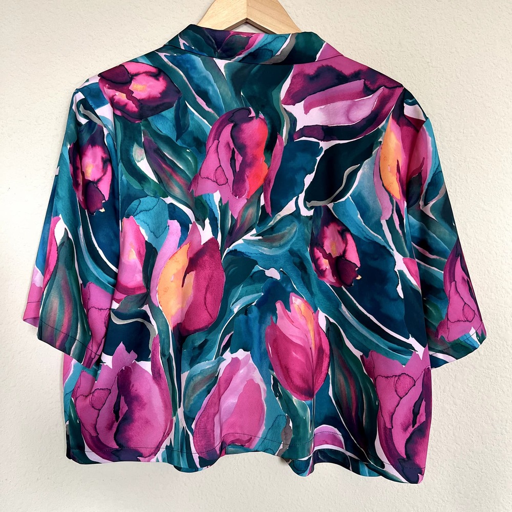 Fabletics Bold Tulip Print Button Down Cropped Sh… - image 4